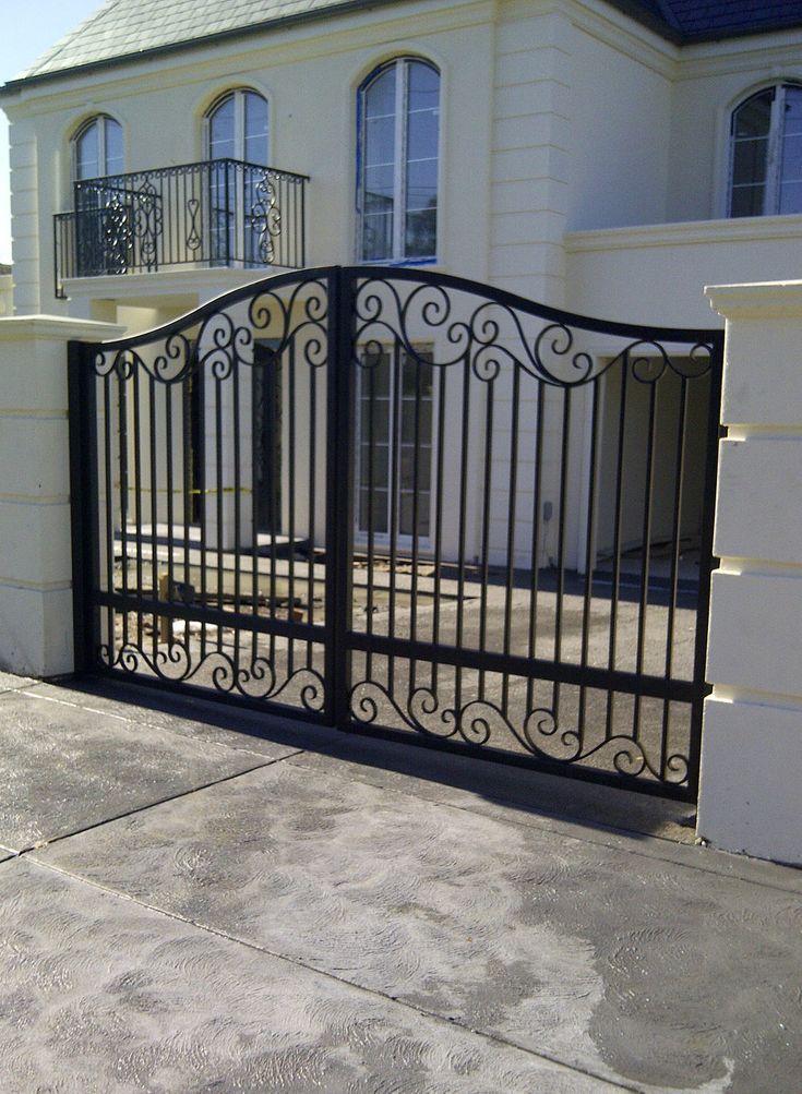 Vinyl fence — long run