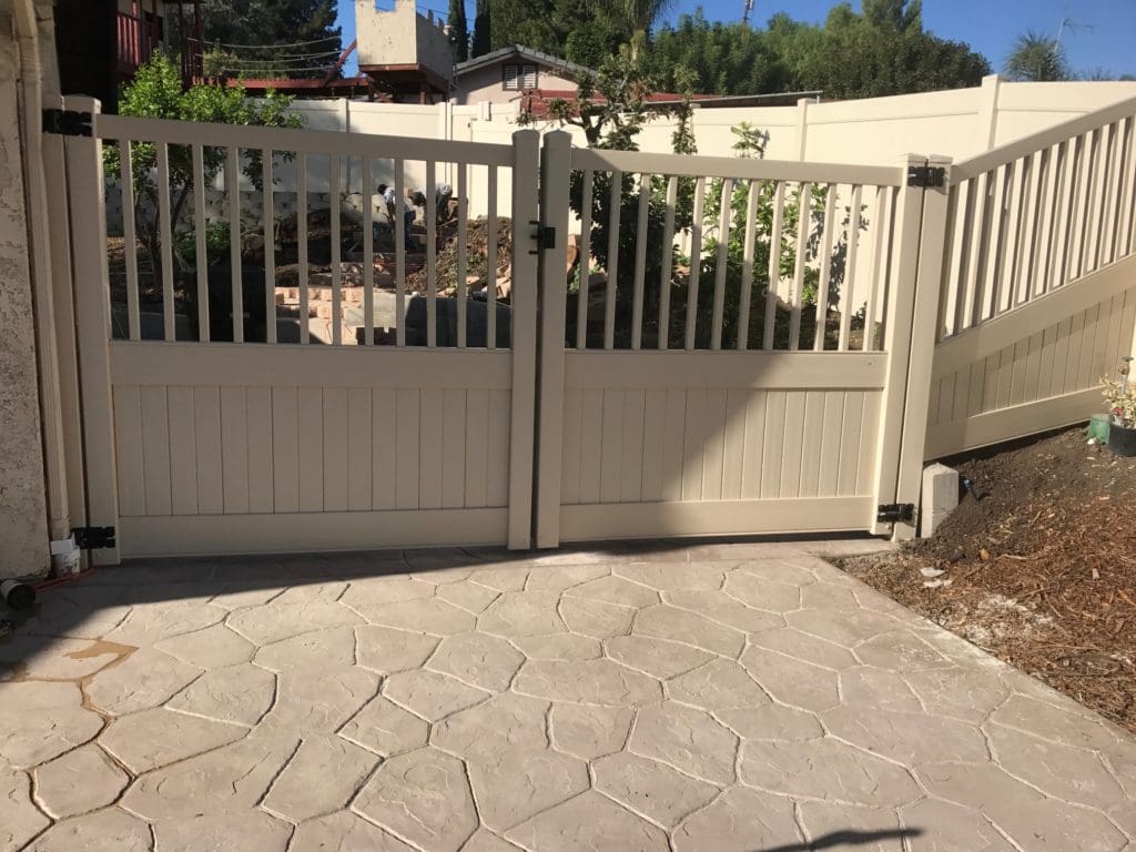 Vinyl fence with lattice top