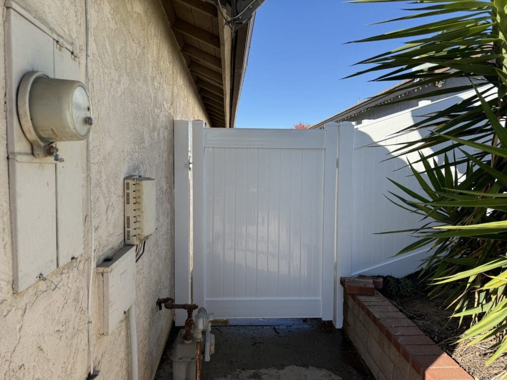 White vinyl gate with bias section